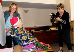 Bejaardes glimlag vir kameras